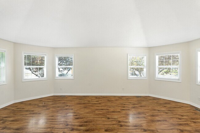 Building Photo - Single Family Ranch in Silverton