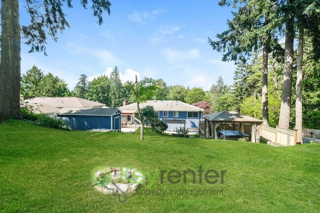 Building Photo - Des Moines 3 Bed Gem with Hot Tub and Spacious Layout