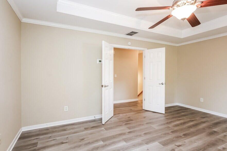 Building Photo - 906 Lakeside Ct