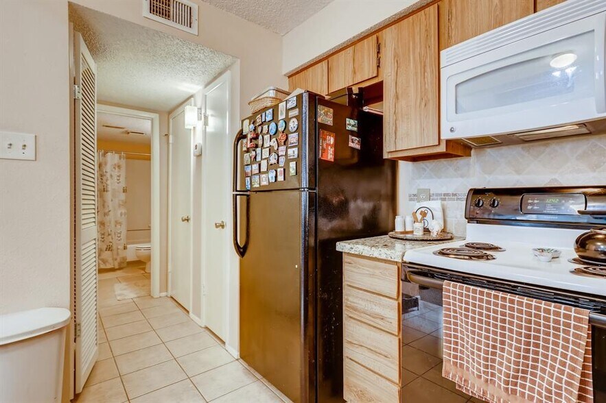 Efficient new kitchen. Lots of storage room. - 13449 Garden Grv