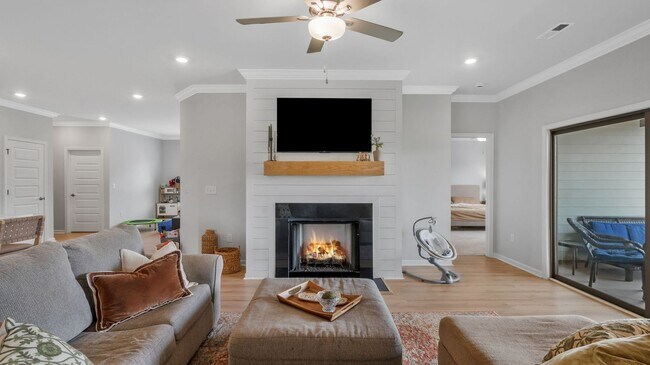 Building Photo - Like-new 4BR/3BA home in desirable St. Cla...
