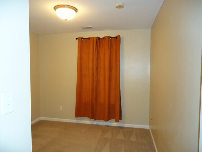 Building Photo - 2051 Stoneleigh Dr