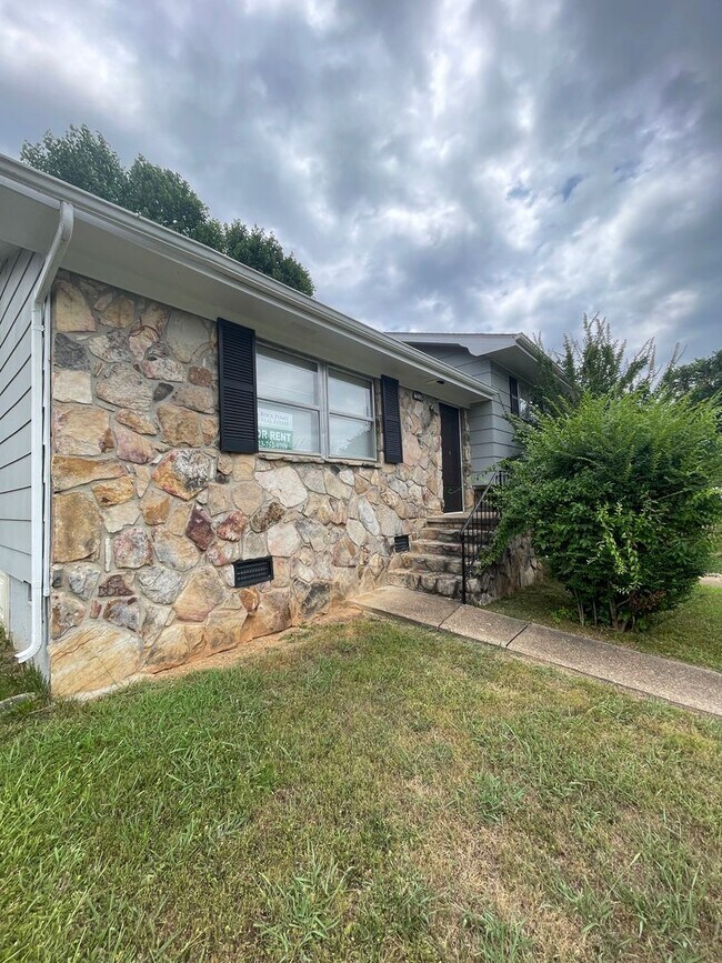 Building Photo - Nice 3 bedroom 2 bath home close to Harrison