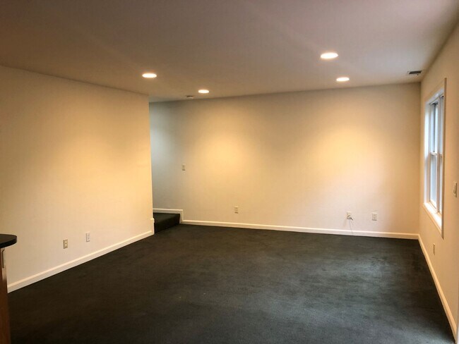 Building Photo - ***REDUCED SECURITY DEPOSIT***-Spacious 4 bedroom with 3 full bathrooms. Well maintained, private...