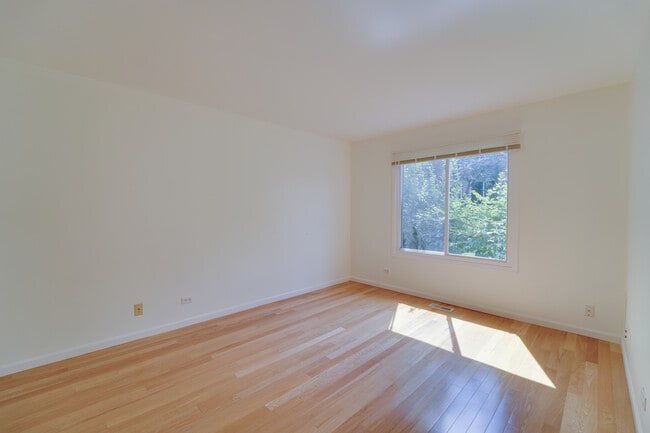 Building Photo - 329 Grissom Ct