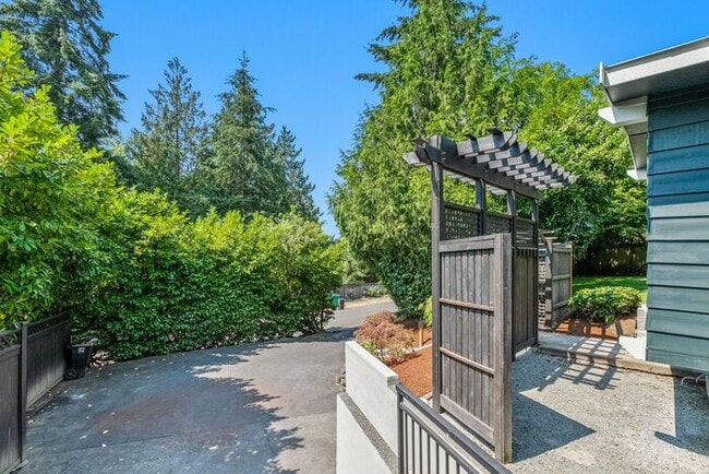 Building Photo - Elegant Air-Conditioned Newly Remodeled Matthews Beach Rambler