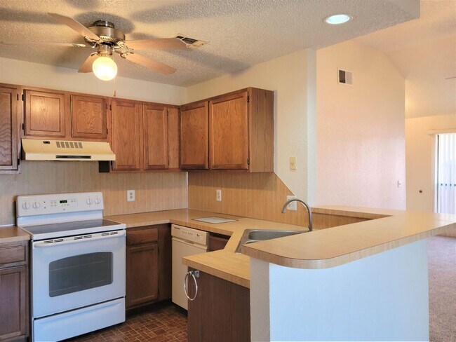 Building Photo - Great Home in Moore Schools & Close & Conv...