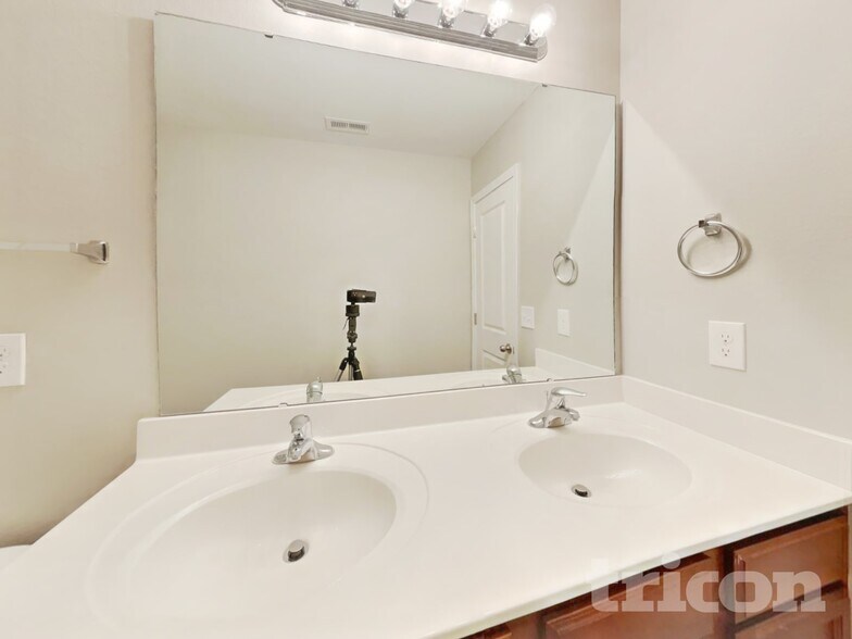 Building Photo - 1908 Northrop Dr