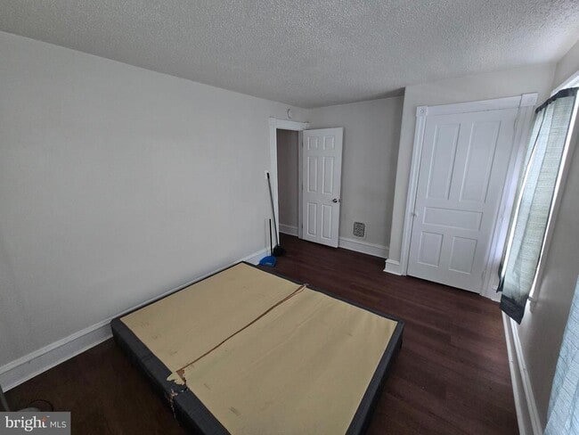 Building Photo - 106 Main St