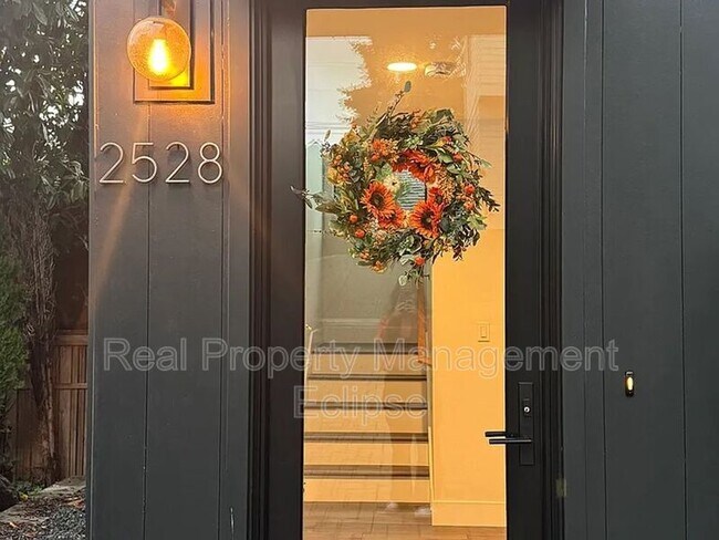 Building Photo - 2528 27th Ave W