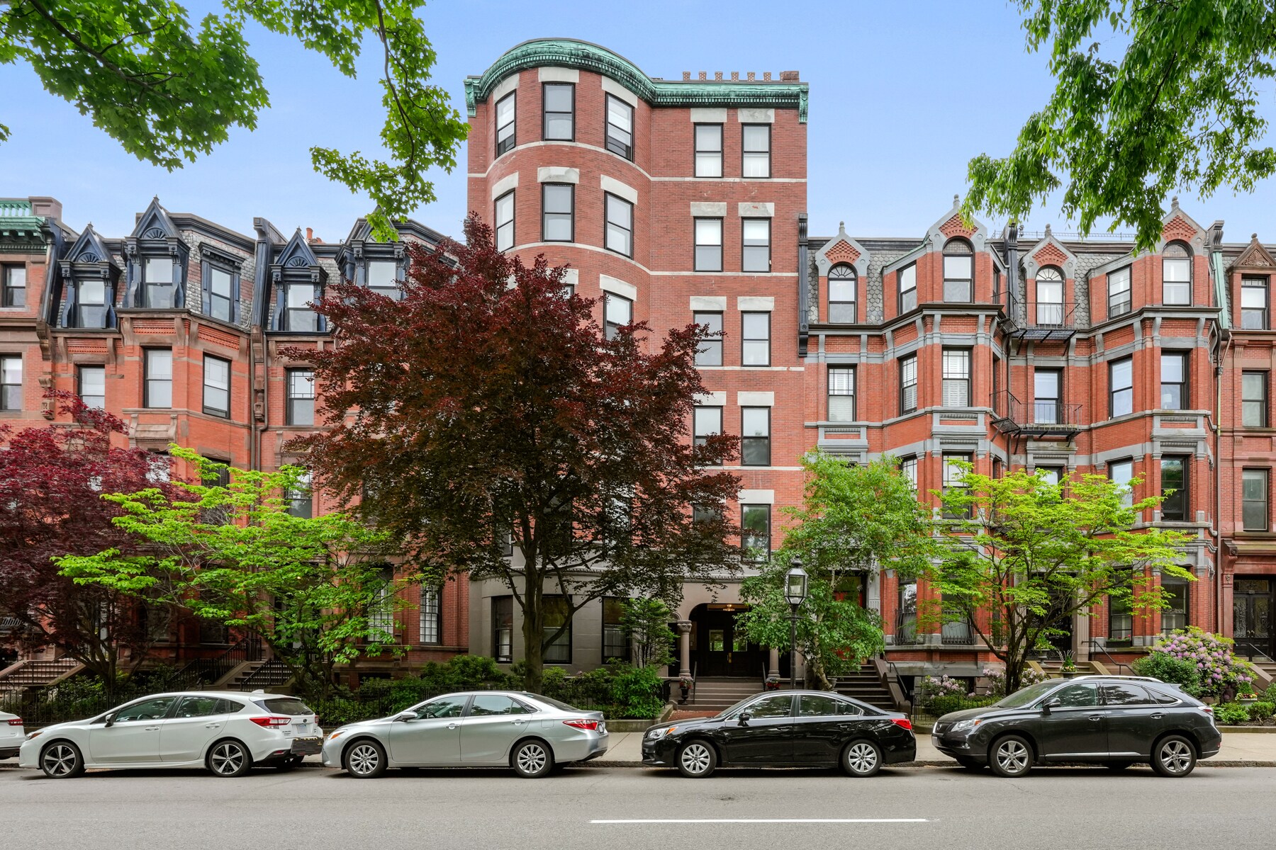 Classic brownstone on Commonwealth Avenue - 290 Commonwealth Ave