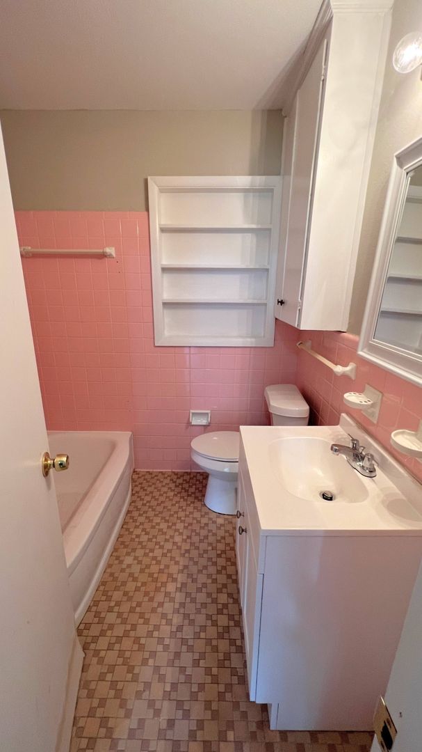 Building Photo - Hello Gorgeous !! 3- bedroom just waiting ...