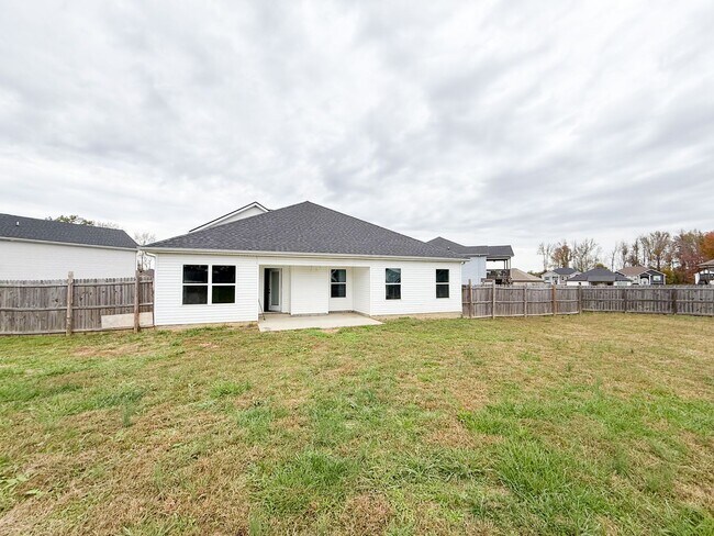 Building Photo - 3 Bedroom 3 Bathrooms located on a Cul De ...