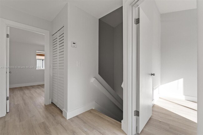 Building Photo - 6255 SW Kendale Lakes Cir