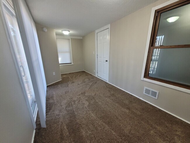 Building Photo - Four bedroom home on Indianola Ave with large yard and two decks!