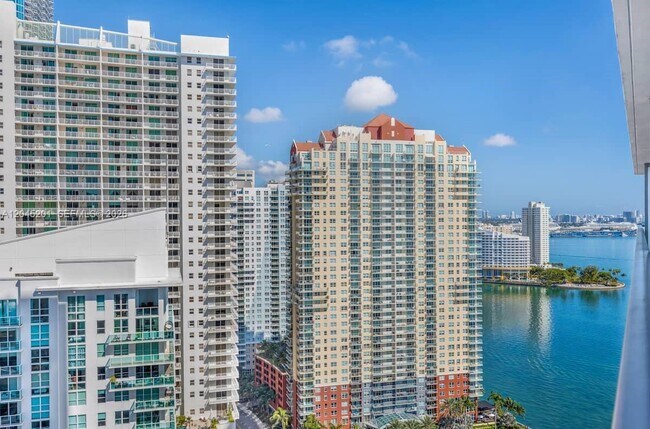 Building Photo - 1300 Brickell Bay Dr