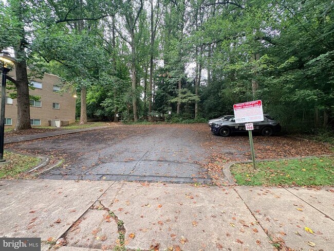 Building Photo - 10600 Kenilworth Ave