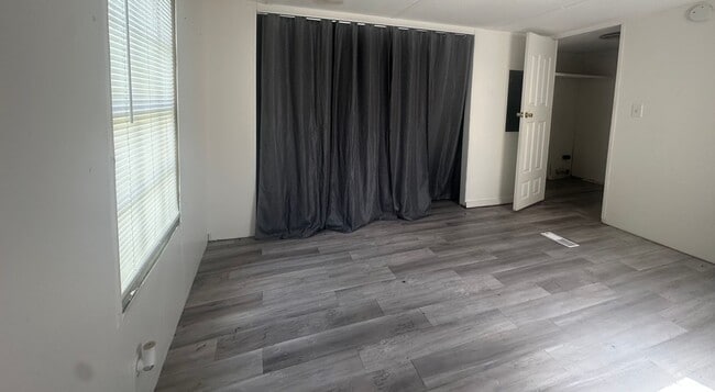 Building Photo - 2 bed, 1 bath Mobile Home - Available Now ...