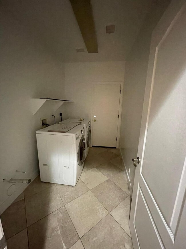 Building Photo - 2225 E Detroit St