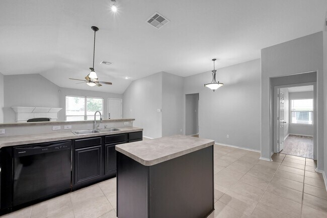 Building Photo - Cozy and quiet 4 bed 2 bath