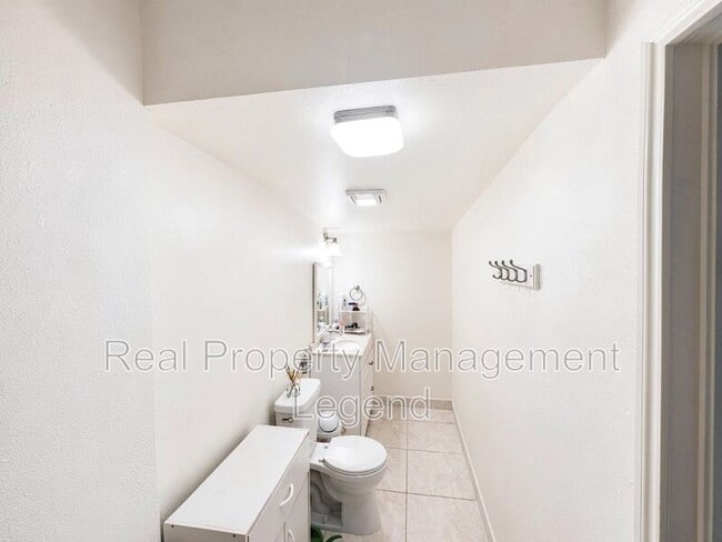 Building Photo - 409 La Salle Dr