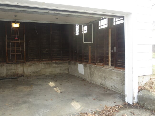 Building Photo - 826 Nuttman Ave