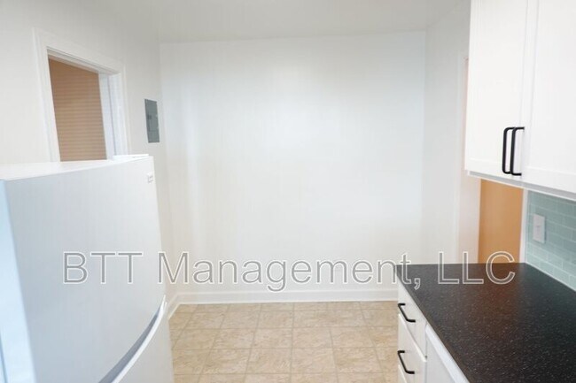Building Photo - 310 Domer Ave