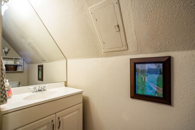 Building Photo - 205 Logan St