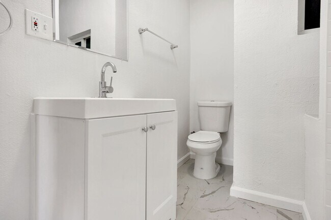 Building Photo - This bright upstairs 2 Bed / 2 Bath apartm...