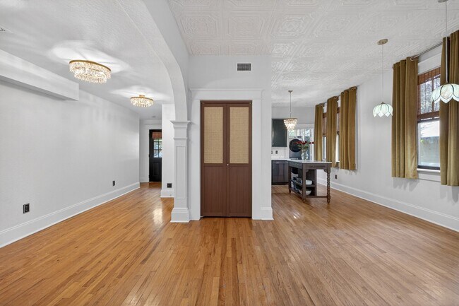 Building Photo - Stunning 4-bedroom home in Tampa! (Bonus room)