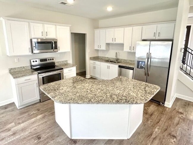 Building Photo - Now Leasing a 4-bedroom 2.5 bath home in O...