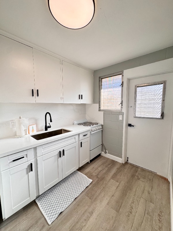 Building Photo - 722 University Ave