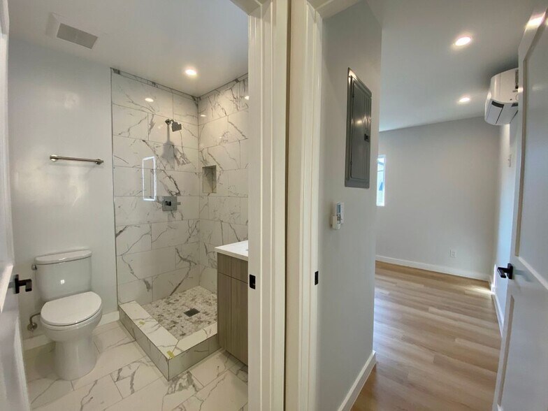 Building Photo - 3207 W 3rd St