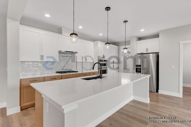 Building Photo - 11781 NW Thelin Ln