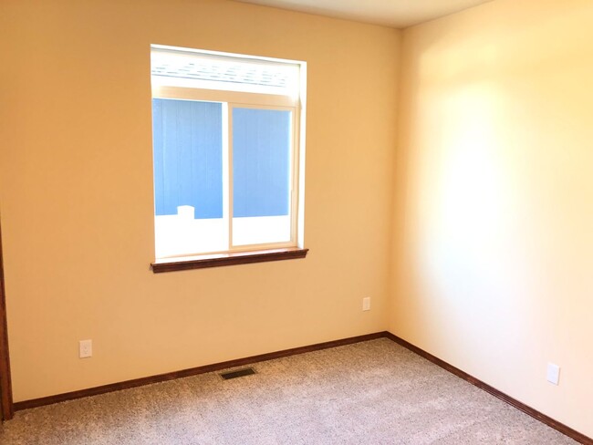 Building Photo - MOVE IN SPECIAL! $500 OFF MOVE IN COST (wi...