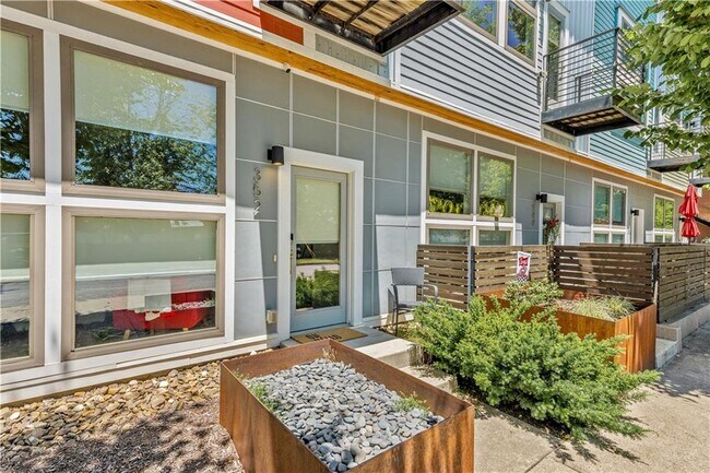 Building Photo - 352 W 5th St