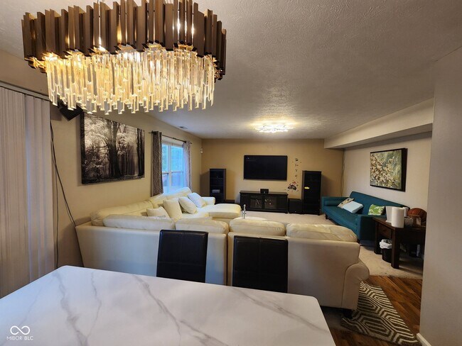 Building Photo - 8607 Longspur Ct