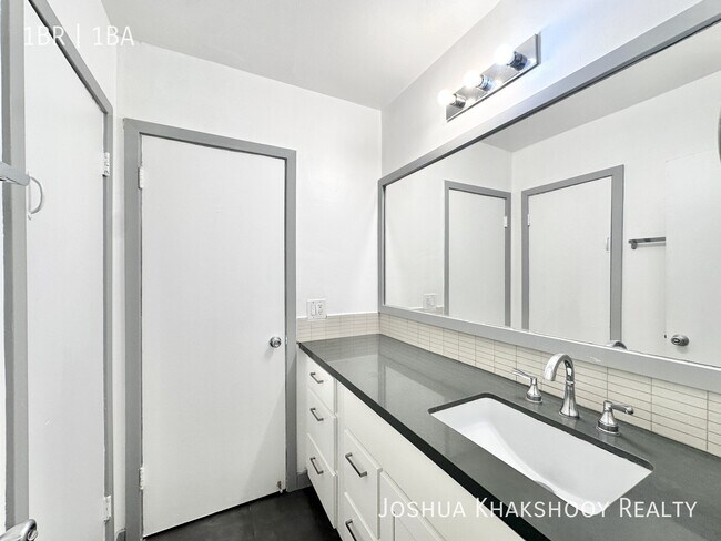 Building Photo - 1603 N Poinsettia Pl