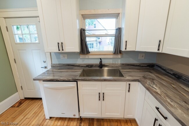 Building Photo - 1362 W 59th St