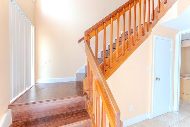 Building Photo - 626 NE 195th St