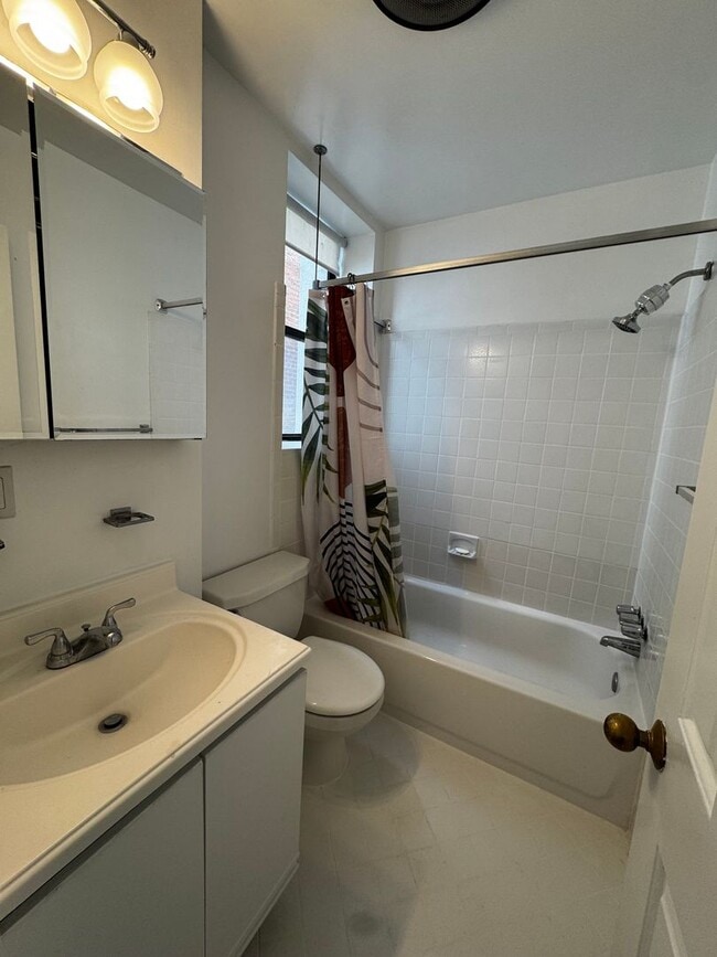 Building Photo - Two-Level Kalorama Condo with Washer/Dryer, Near Dupont Metro