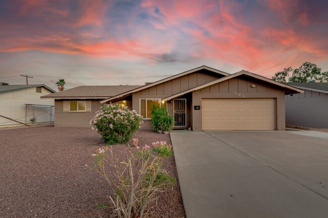 Primary Photo - Beautiful 4 bedroom 2 bathroom home in Tempe!