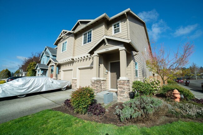 Building Photo - Newer Construction Townhome in Canby