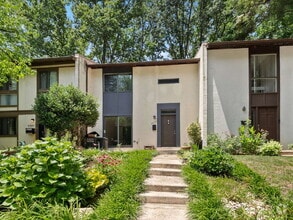 Building Photo - Spacious Reston Townhome in a Prime Centra...
