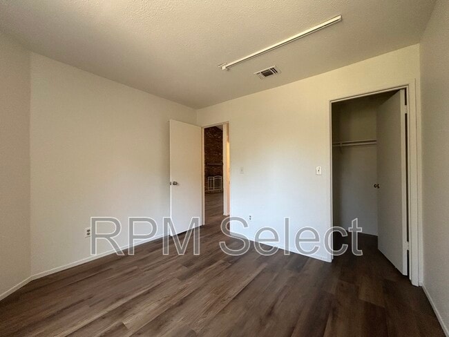 Building Photo - 8085 Forest Glen Way