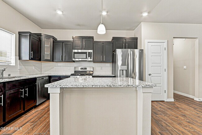 Building Photo - 13689 Flora Vista Ave