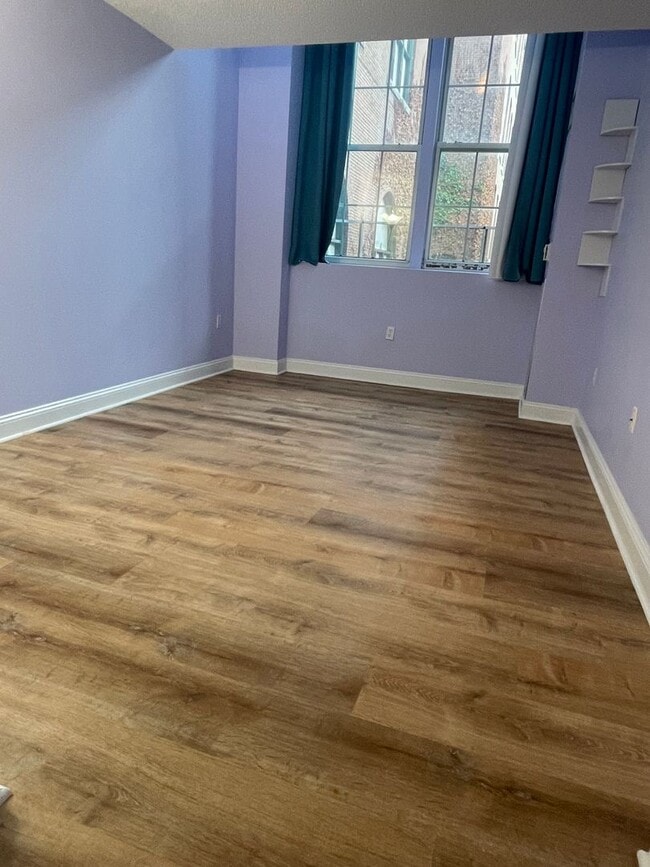 Building Photo - Reduced & 10% off 1st Month's Rent! Impecc...