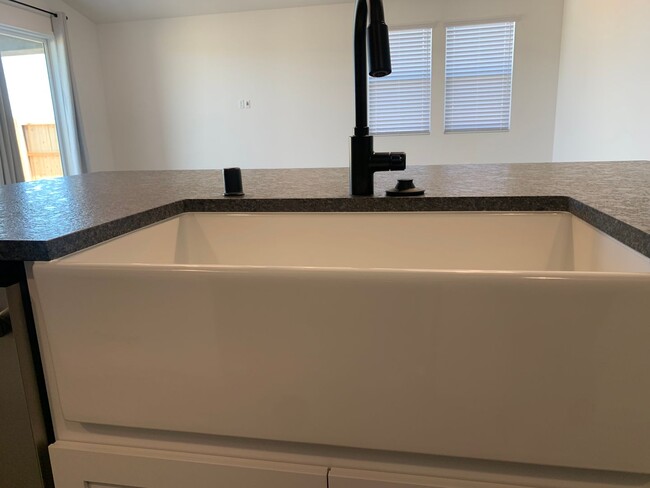 Building Photo - Brand NEW 4 bedroom 1 story home Rancho Co...