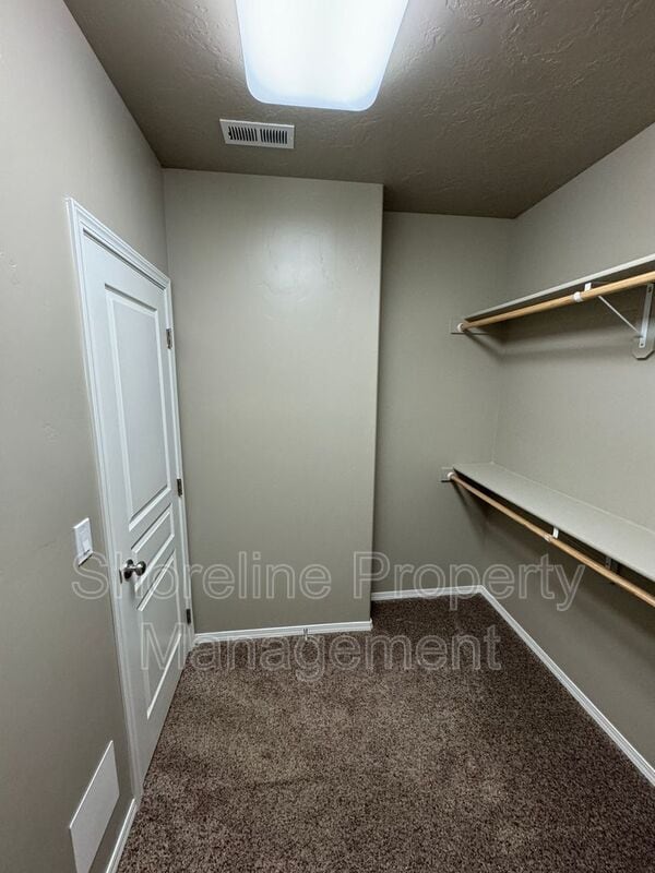 Building Photo - 511 Diamond Lake St