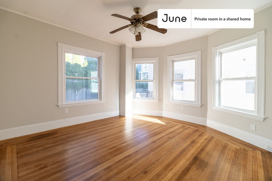Building Photo - Private bedroom in 5 bed/2 bath Home